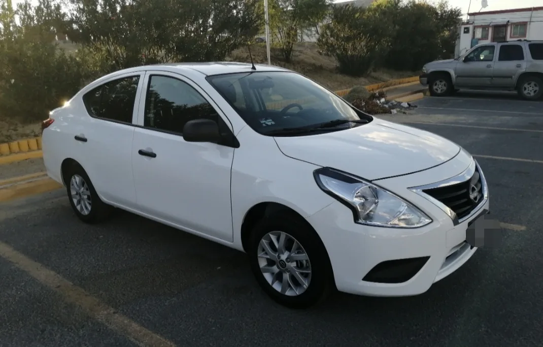 Nissan V-Drive 2024 en vista frontal derecha