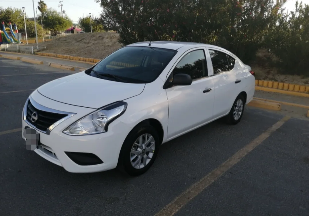 Nissan V-Drive 2024 en vista frontal tres cuartos